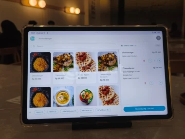 Menggunakan solusi digital memungkinkan pengusaha kuliner mengurangi kebutuhan tenaga front-of-house berlebih sehingga bisa menekan anggaran setiap bulannya. 