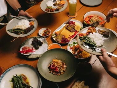 Makan siang. 