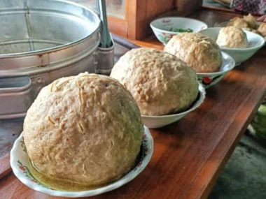 Bakso raksasa.