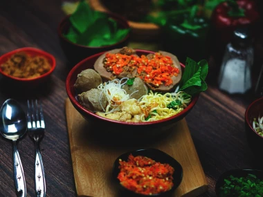 Dalam perkembangannya, bakso dan mi jelas mendapat sentuhan modifikasi dan inovasi. Hanya di Indonesia, mi bakso ada kuah pisah dan yamin manis, juga ditaburi potongan rawit.