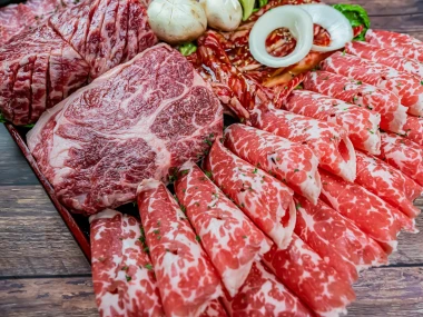 Potongan  unik seperti Flat Iron, Hanger Steak, Picanha, Tri-Tip, dan Denver Steak menawarkan pengalaman makan yang berbeda dengan tekstur, rasa, dan karakter. 