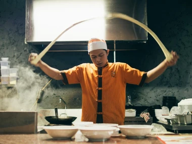 Membuat bakmi.